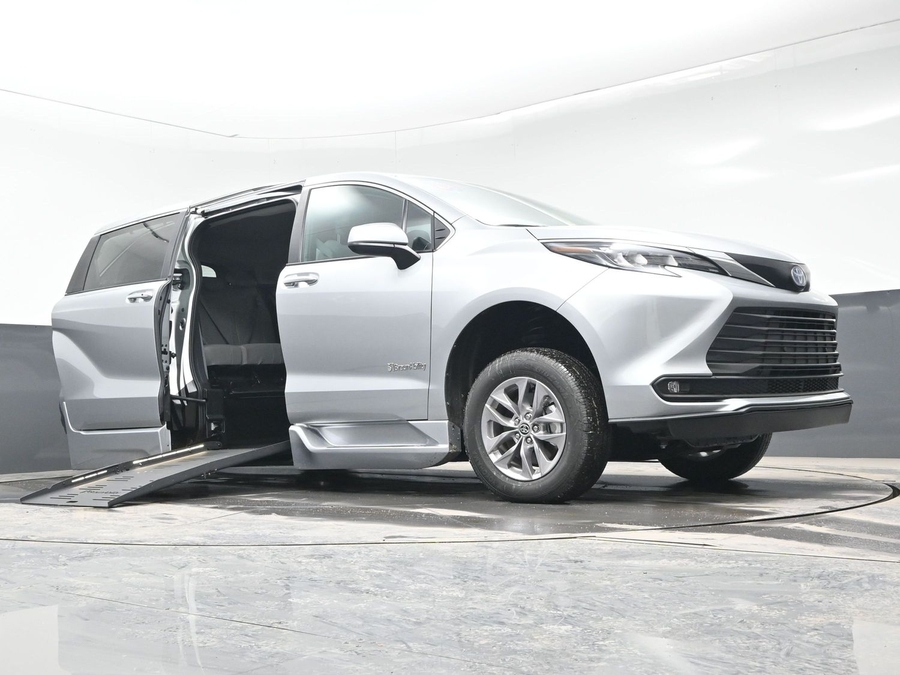 New 2025 Toyota Sienna Hybrid XLE Plus - BraunAbility Side Entry Entry Fold Out Automatic Ramp
