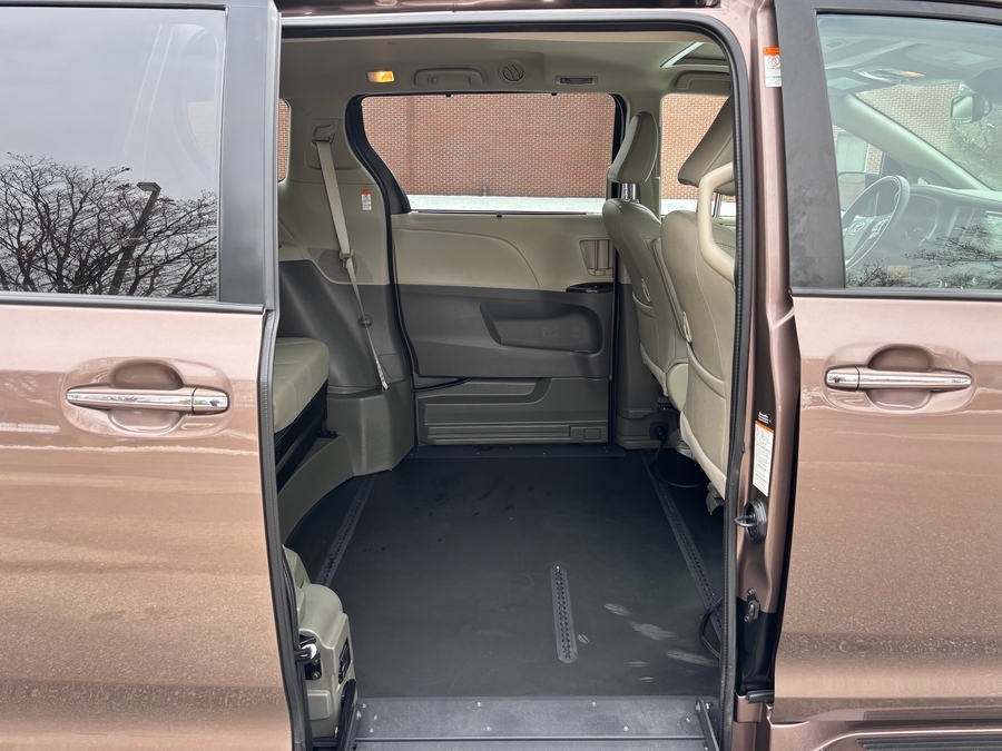 Used 2019 Toyota Sienna XLE Base - BraunAbility Side Entry Entry Fold Out Automatic Ramp