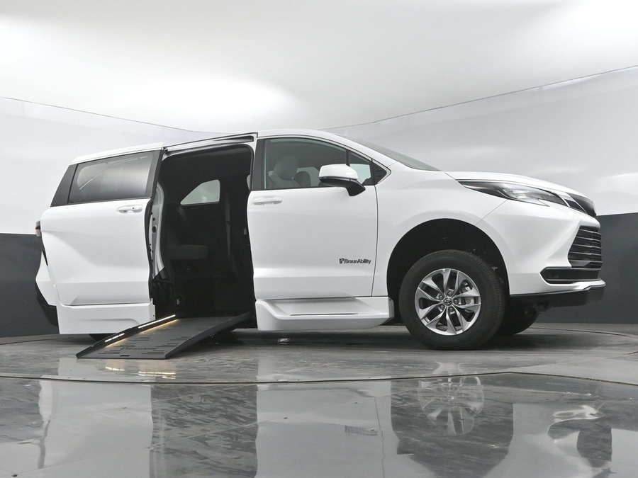 New 2025 Toyota Sienna Hybrid LE - BraunAbility Side Entry Entry Fold Out Automatic Ramp