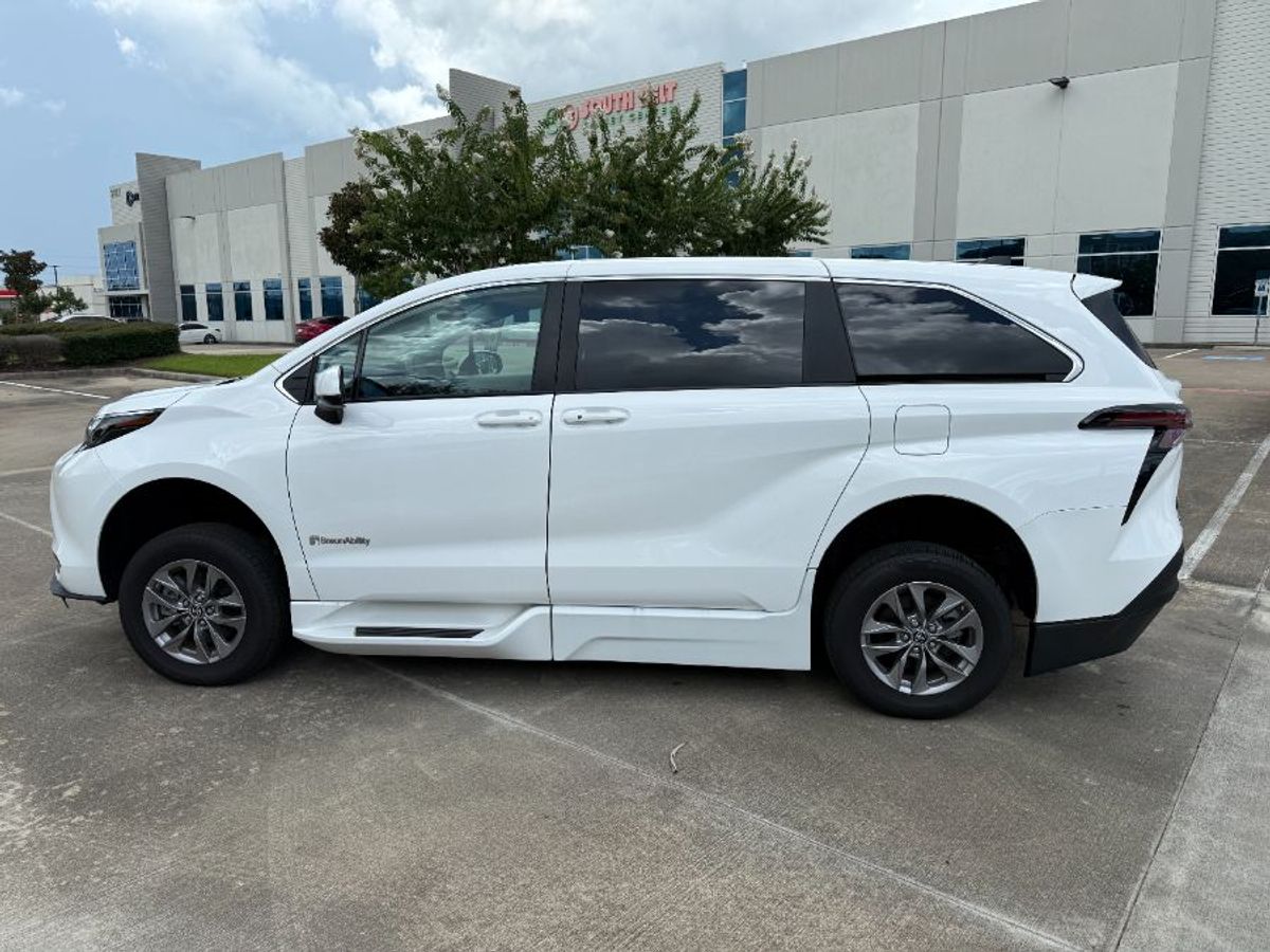 White Toyota Sienna image number 5