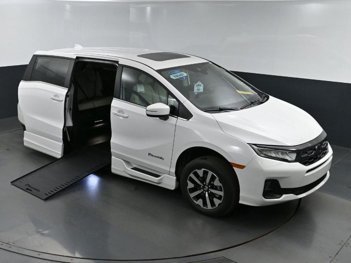 White Honda Odyssey image number 21