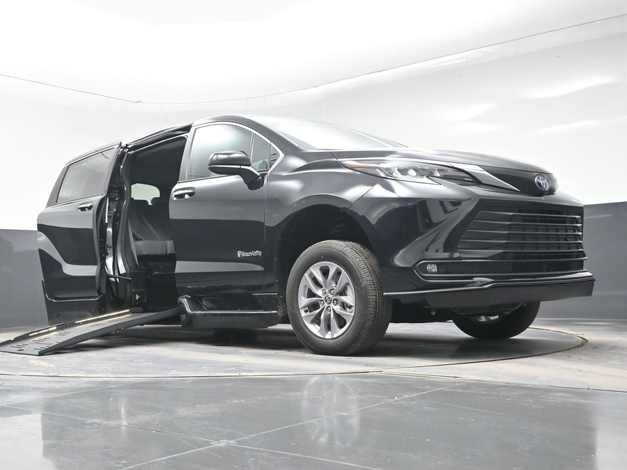 Black Toyota Sienna image number 18