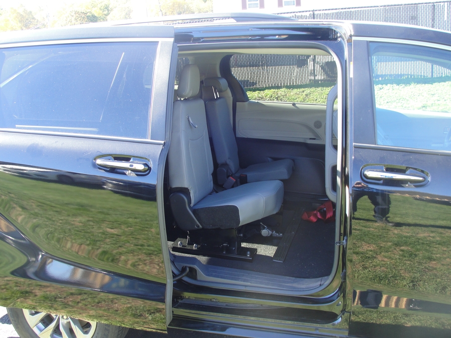 Black Toyota Sienna image number 4