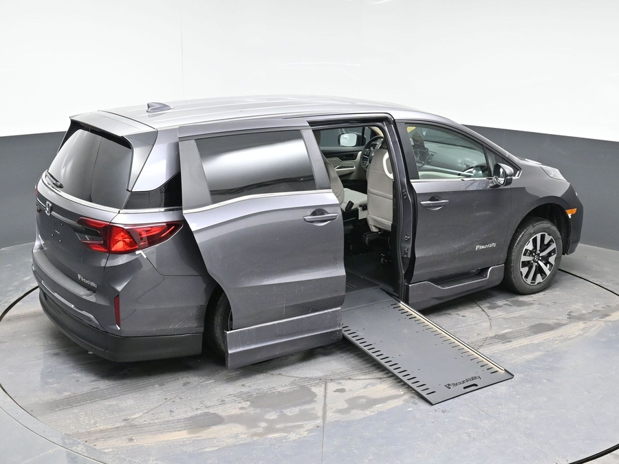 Grey Honda Odyssey image number 25