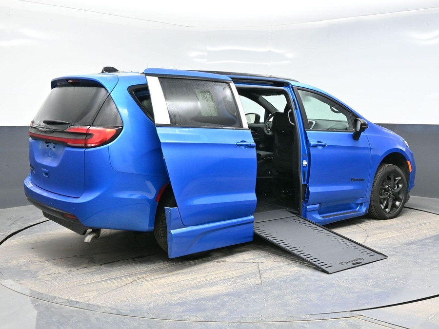 New 2026 Chrysler Pacifica Select Sport - BraunAbility Side Entry Entry In Floor Automatic Ramp