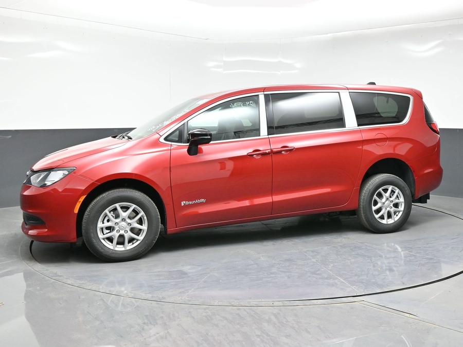 Red Chrysler Voyager image number 2