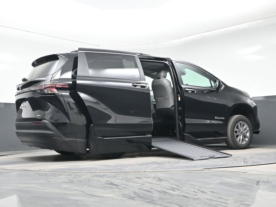 Black Toyota Sienna image number 19