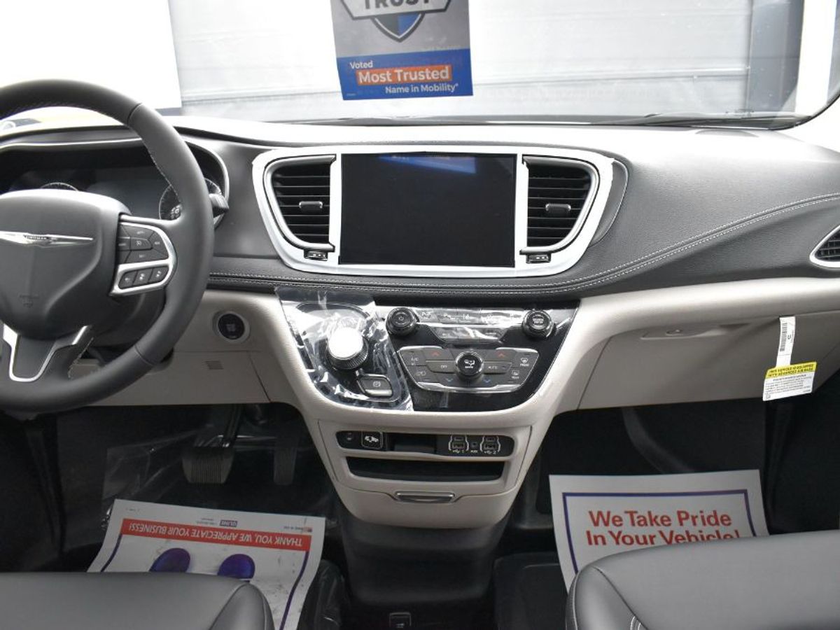 White Chrysler Pacifica image number 9