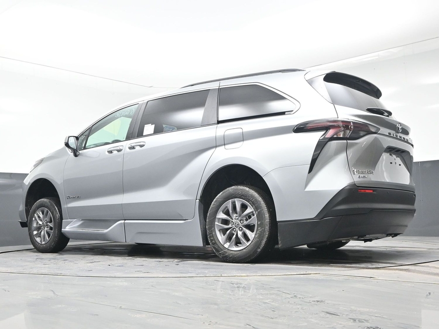 New 2025 Toyota Sienna Hybrid XLE PLUS - BraunAbility Side Entry Entry Fold Out Automatic Ramp