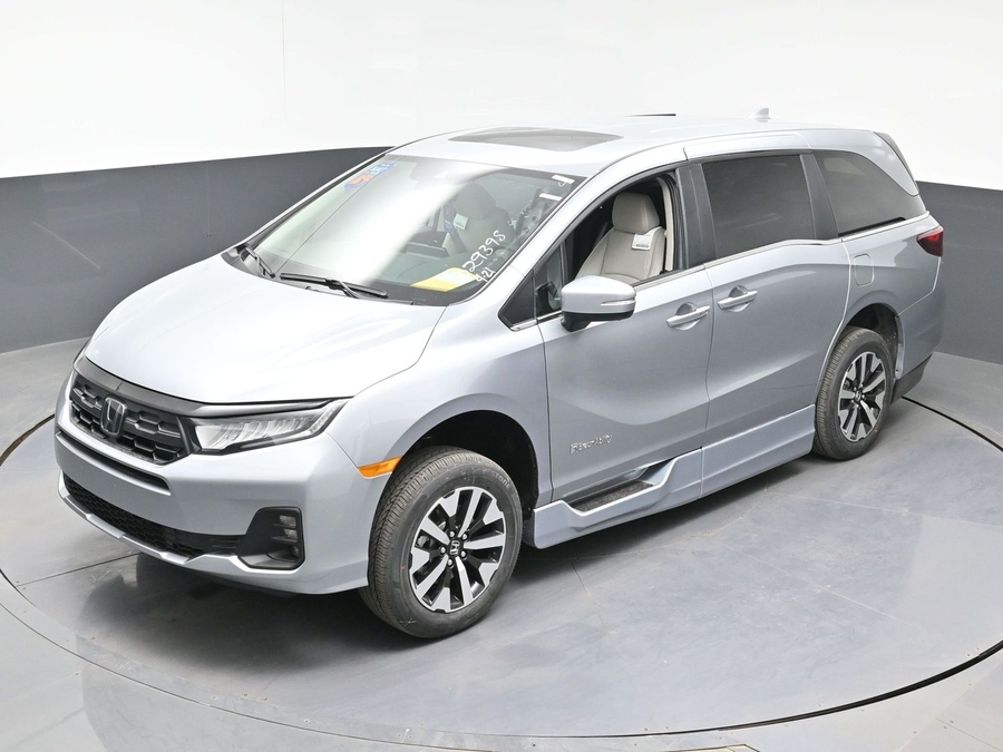 Silver Honda Odyssey image number 20