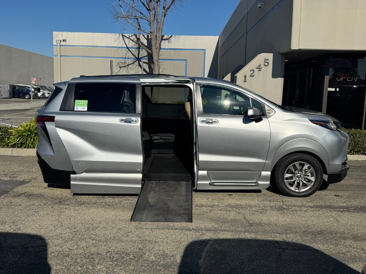 Silver Toyota Sienna image number 7