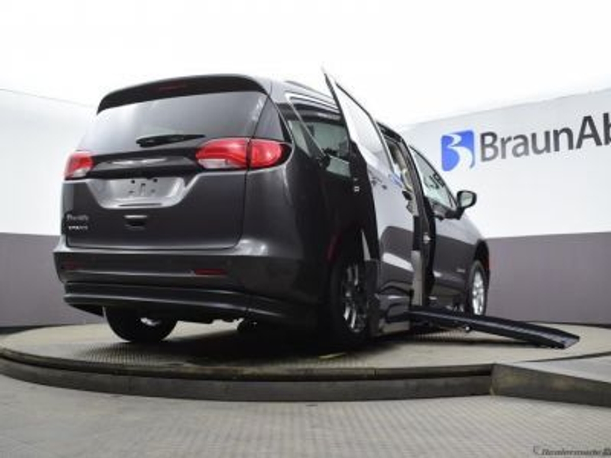 Grey Chrysler Voyager image number 8