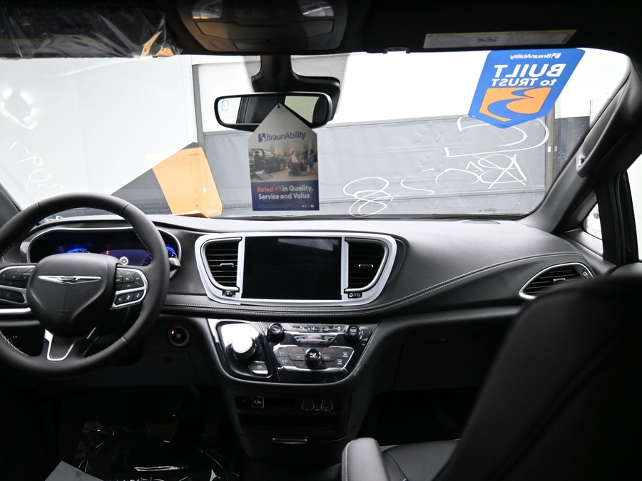 Black Chrysler Pacifica image number 24