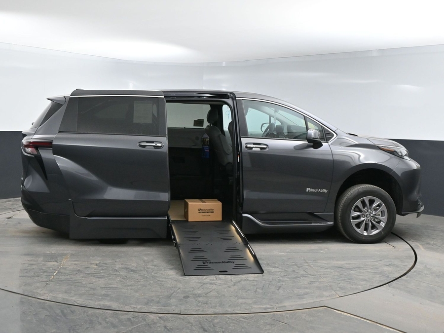 New 2025 Toyota Sienna Hybrid XLE Base - BraunAbility Side Entry Entry Fold Out Automatic Ramp