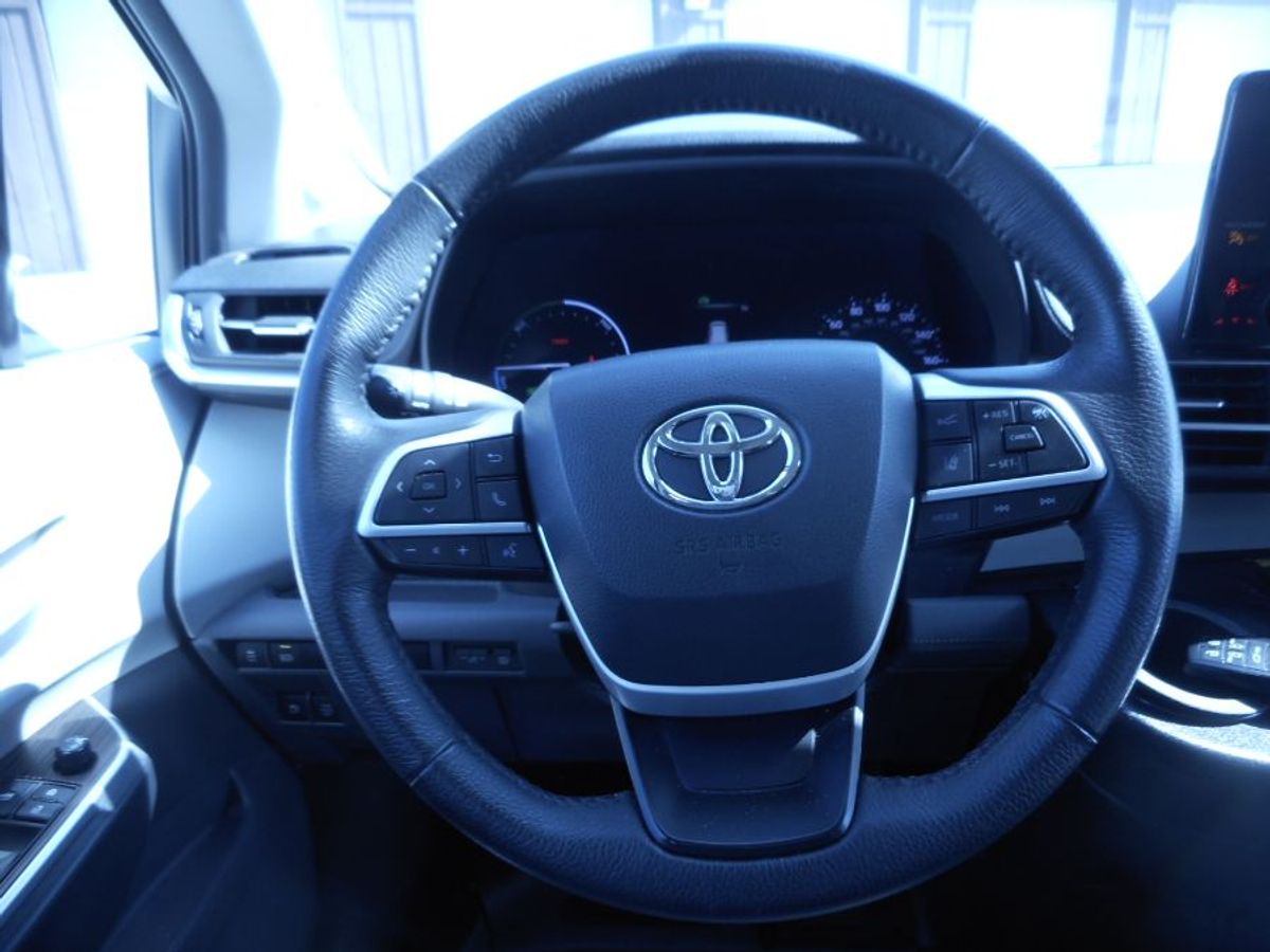 White Toyota Sienna image number 11