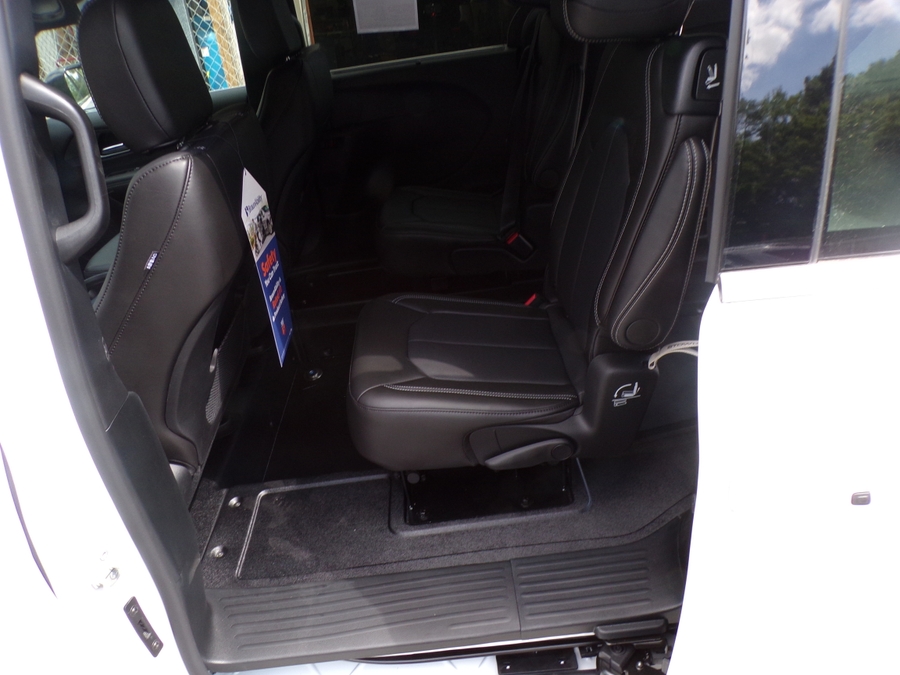 White Chrysler Voyager image number 10