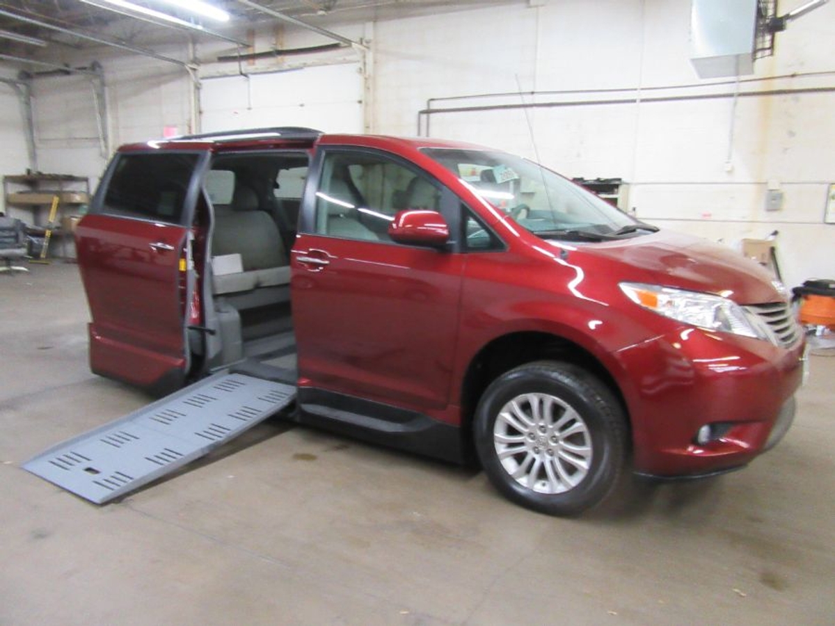 2014 TOYOTA SIENNA - Image 23