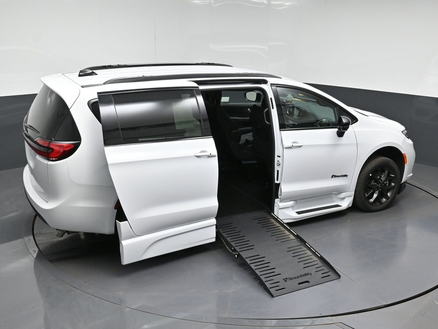 New 2026 Chrysler Pacifica Select Sport - BraunAbility Side Entry Fold Out Automatic Ramp