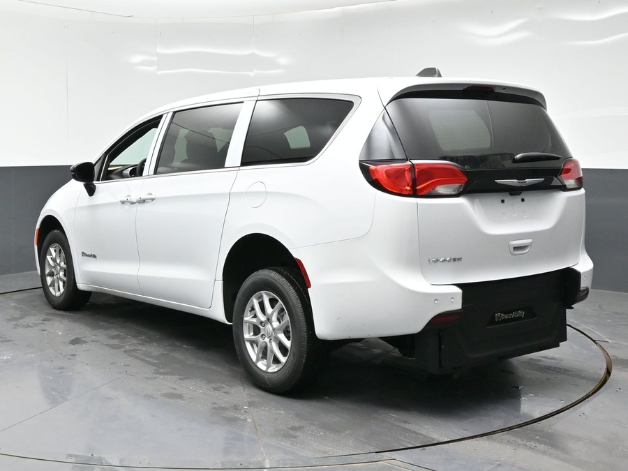 White Chrysler Voyager image number 4