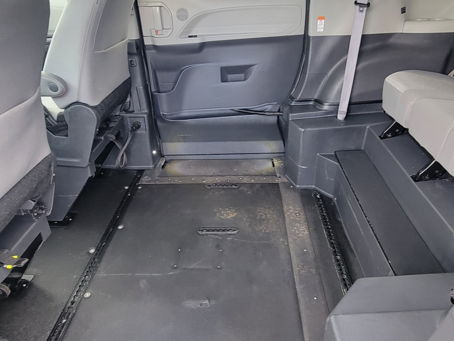 Grey Toyota Sienna image number 14