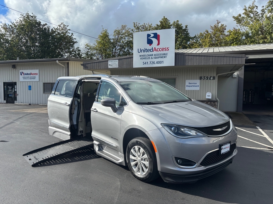 Used 2018 Chrysler Pacifica Touring L - BraunAbility Side Entry Fold Out Automatic Ramp