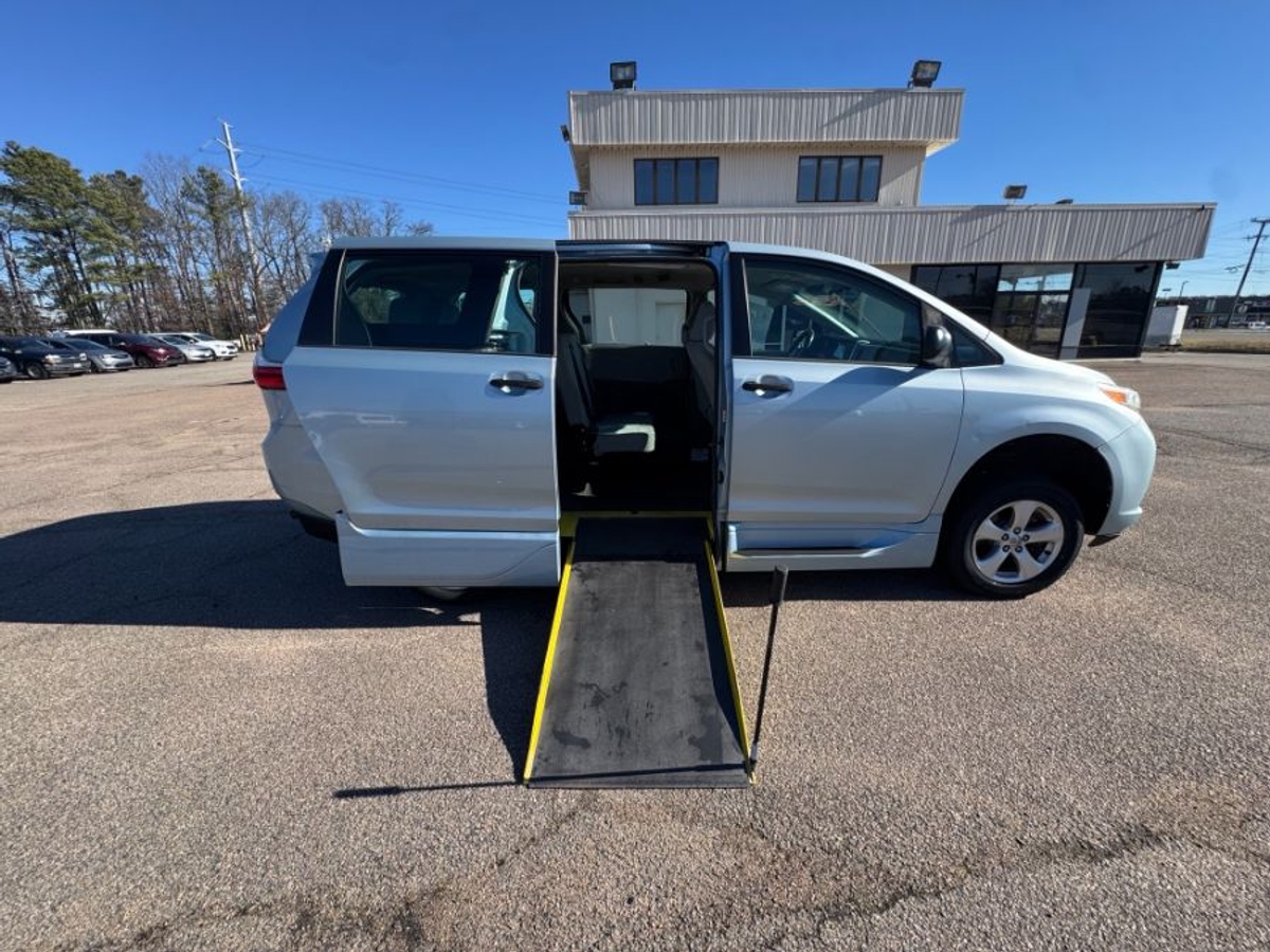  Honda Odyssey image number 1