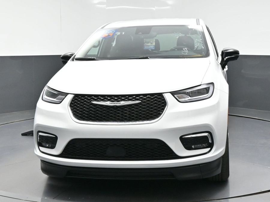 White Chrysler Pacifica image number 1