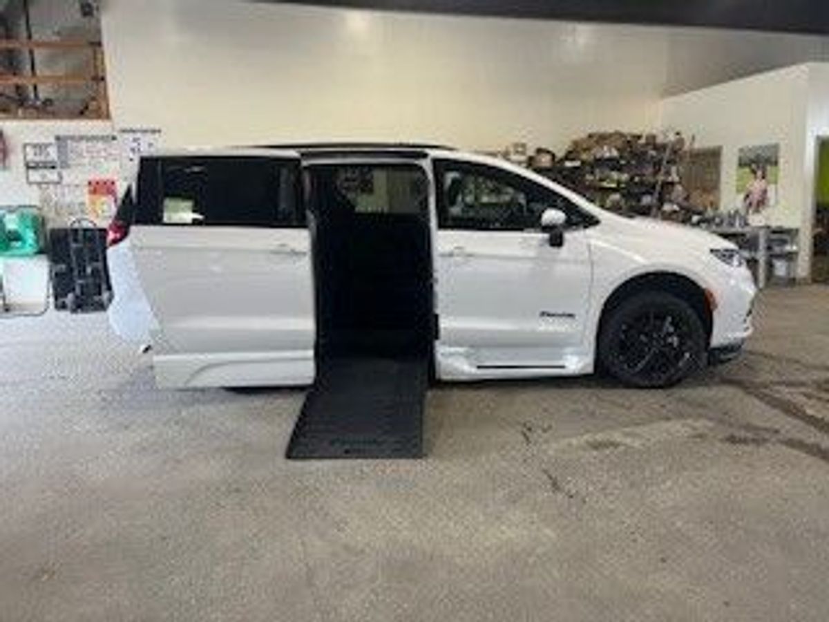 2023 Chrysler Pacifica Touring L - Photo 8