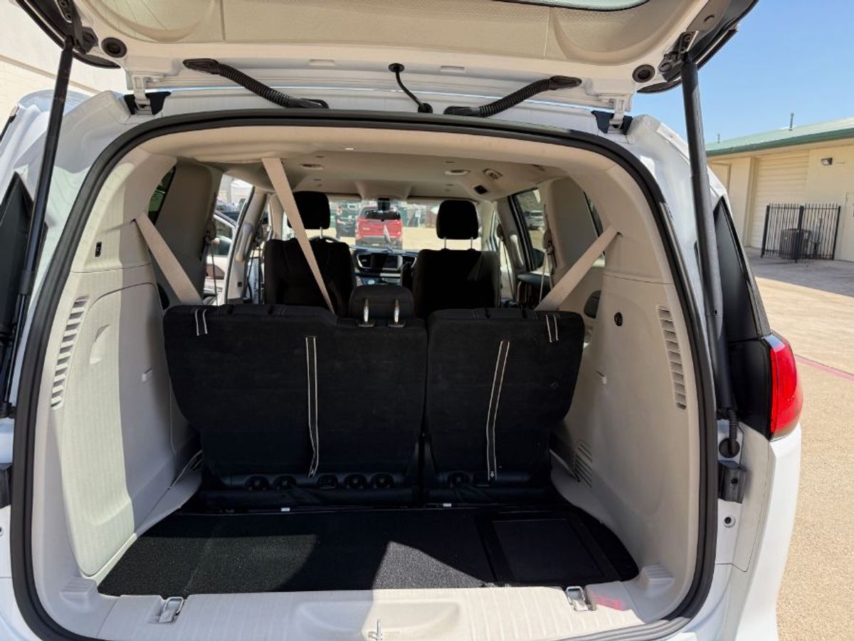 White Chrysler Voyager image number 14