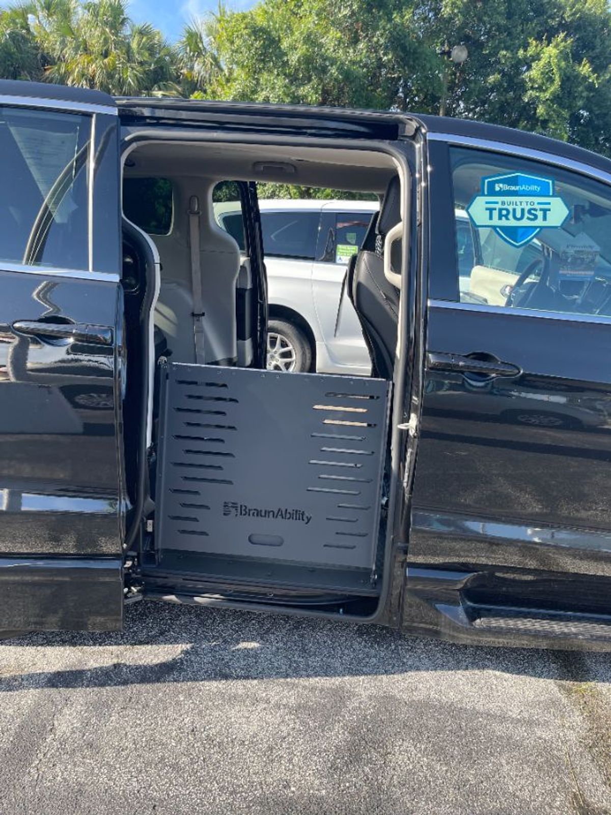Black Chrysler Pacifica image number 9