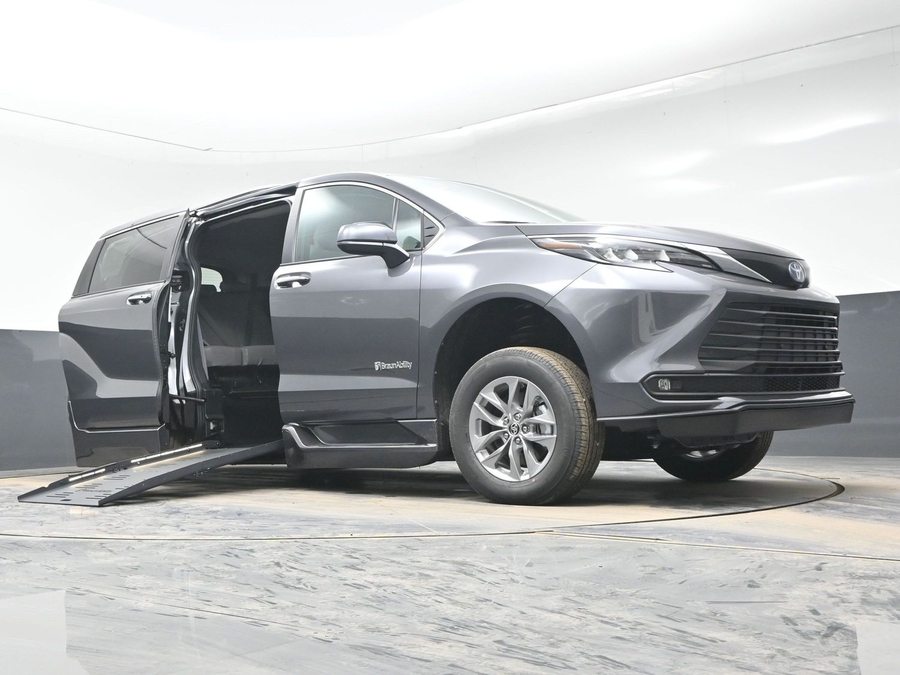 New 2025 Toyota Sienna Hybrid XLE Plus - BraunAbility Side Entry Entry Fold Out Automatic Ramp