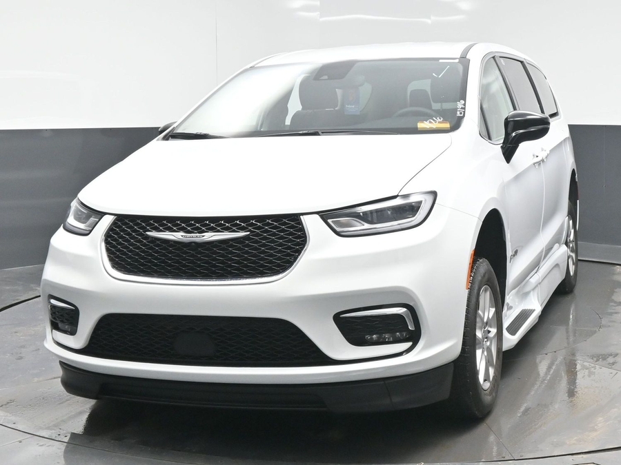 White Chrysler Pacifica image number 1