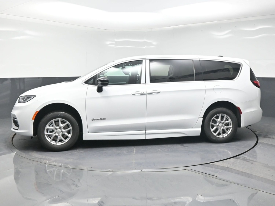 White Chrysler Pacifica image number 1