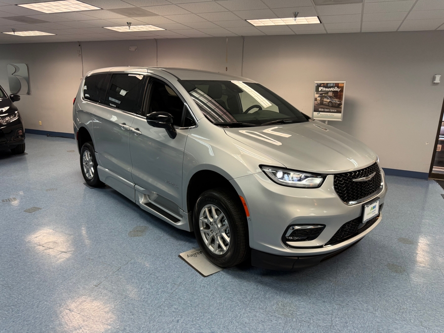 2026 Chrysler Pacifica Select's photo