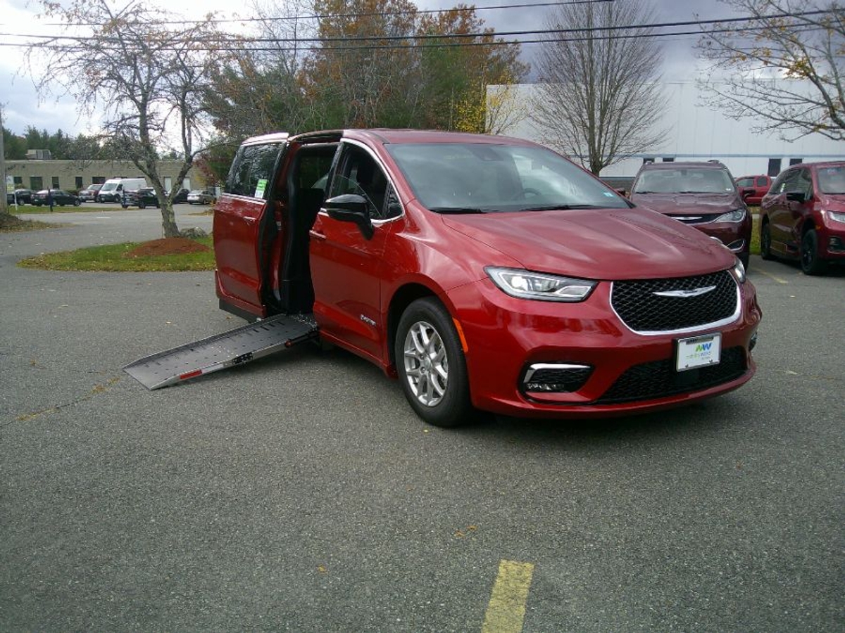 2026 Chrysler Pacifica Select's photo