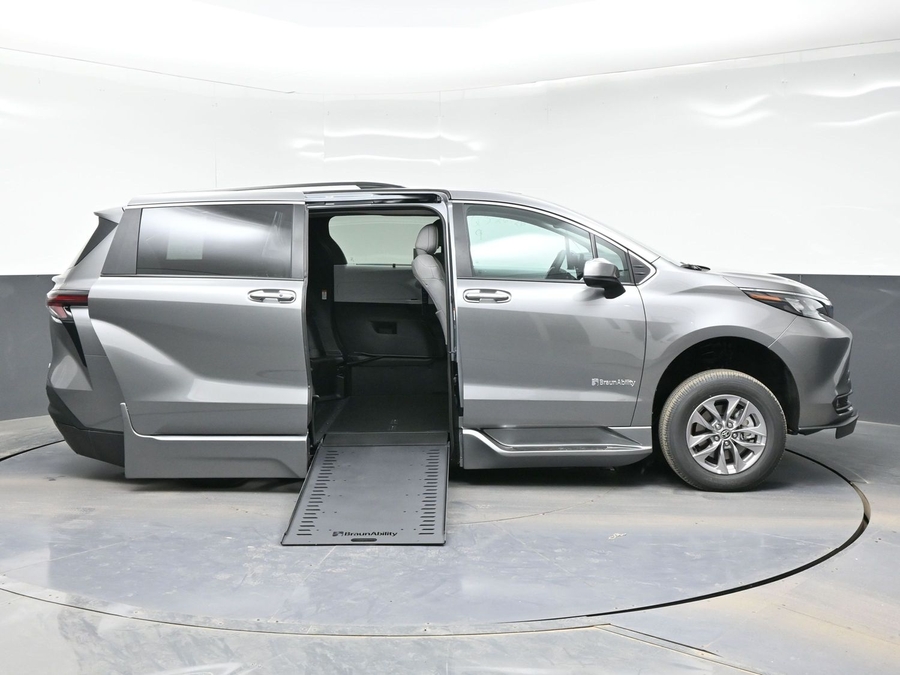 Grey Toyota Sienna image number 7