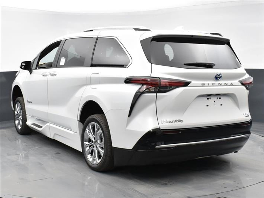 New 2025 Toyota Sienna Hybrid Platinum - BraunAbility Side Entry Entry Fold Out Automatic Ramp