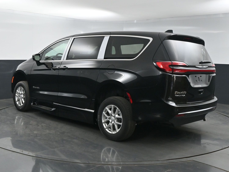 New 2025 Chrysler Pacifica Select Safety - BraunAbility Side Entry Entry In Floor Automatic Ramp