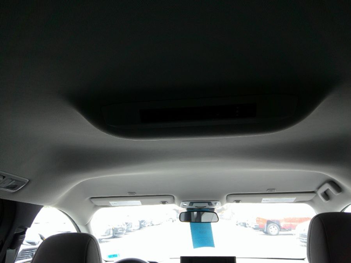 White Toyota Sienna image number 4