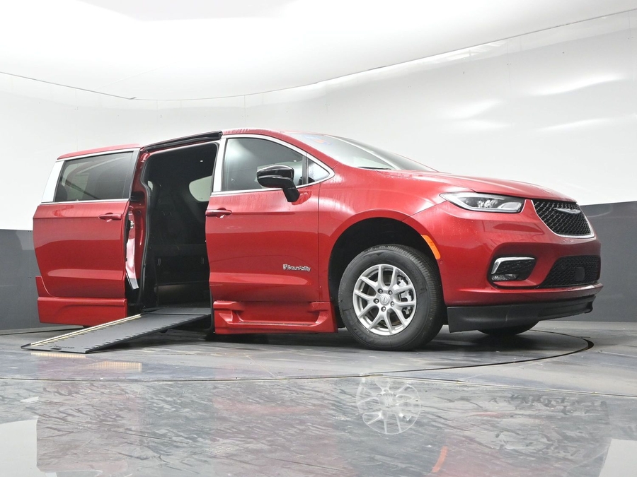 New 2026 Chrysler Pacifica Select Plus - BraunAbility Side Entry In Floor Automatic Ramp