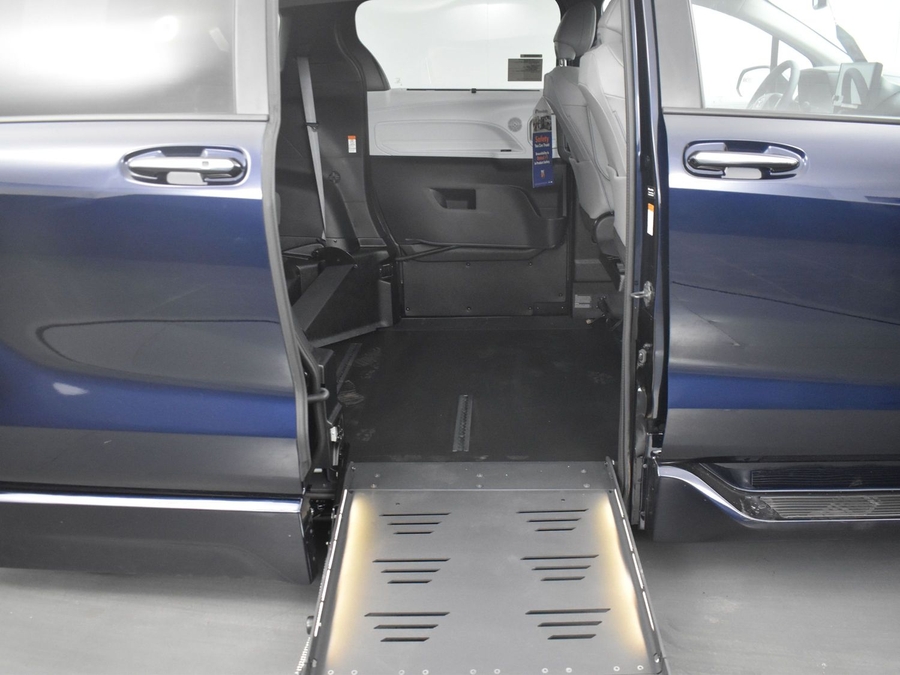 New 2025 Toyota Sienna Hybrid XLE Base - BraunAbility Side Entry Entry Fold Out Automatic Ramp