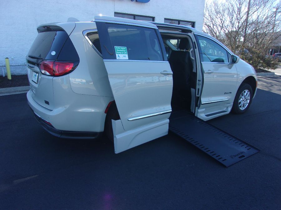 White Chrysler Pacifica image number 8