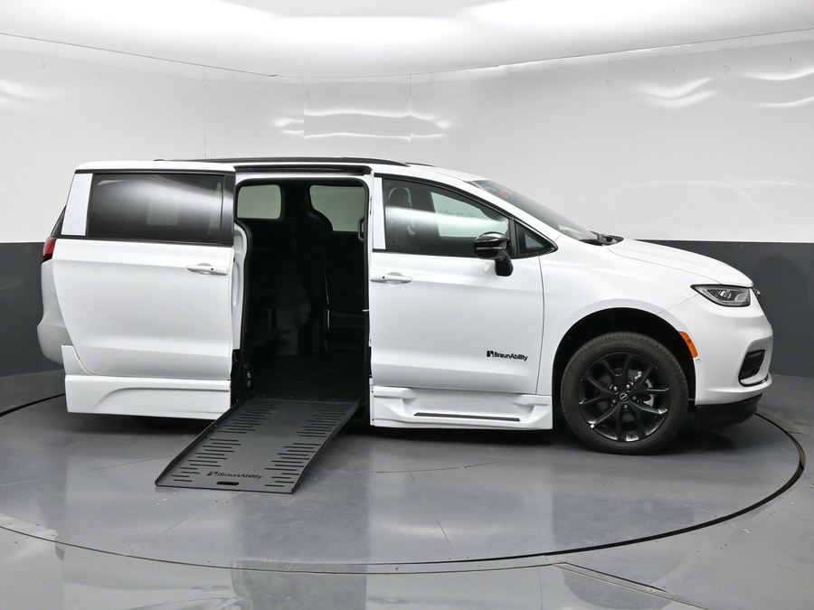Chrysler Pacifica blanco con rampa plegable automática de entrada lateral