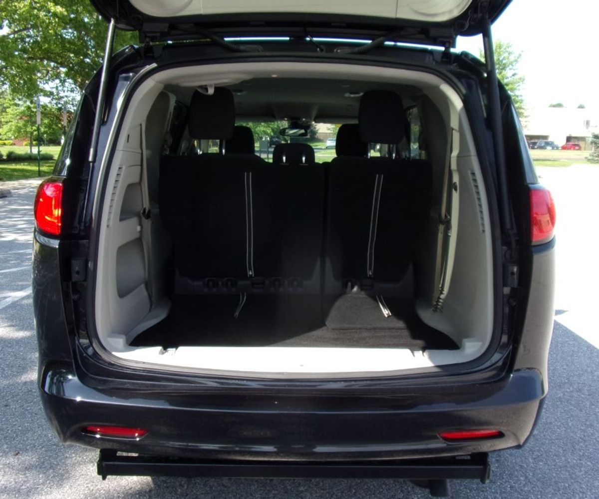 Black Chrysler Voyager image number 18