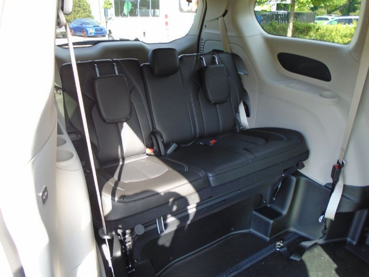 Silver Chrysler Pacifica image number 18