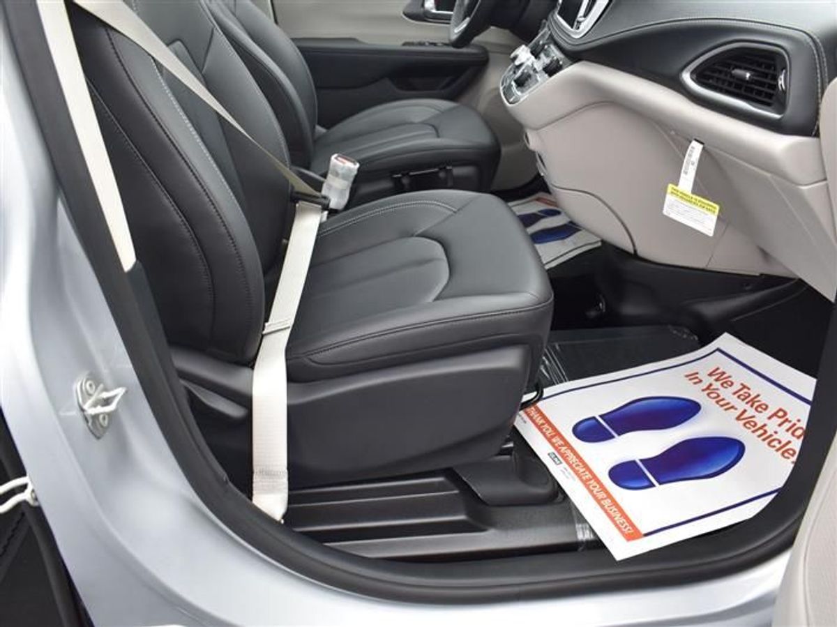 Silver Chrysler Pacifica image number 13