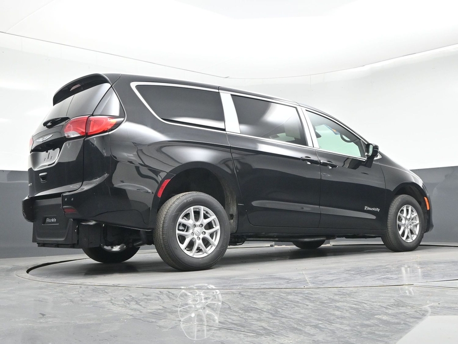 Black Chrysler Voyager image number 12
