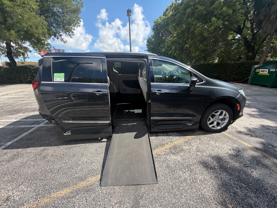 Silver Chrysler Pacifica image number 8