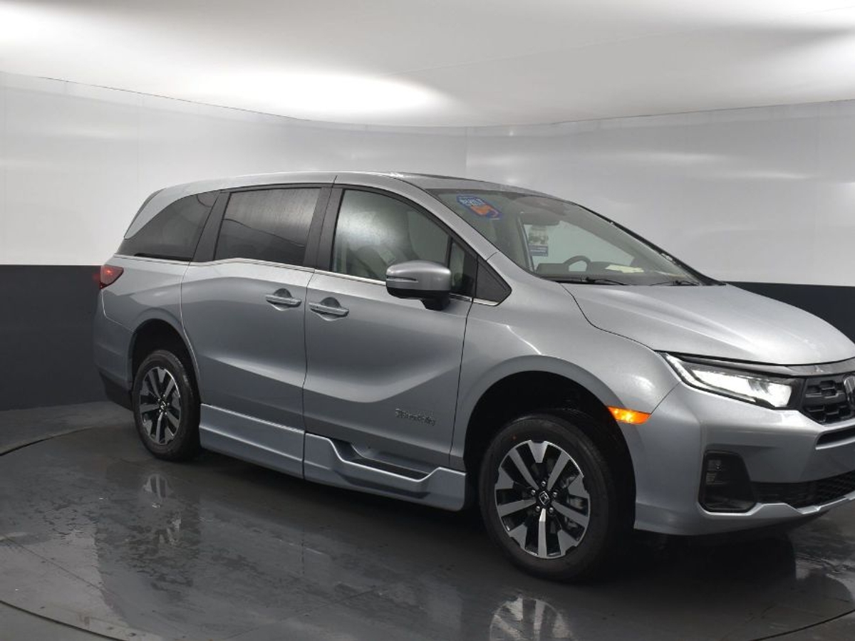 Silver Honda Odyssey image number 17