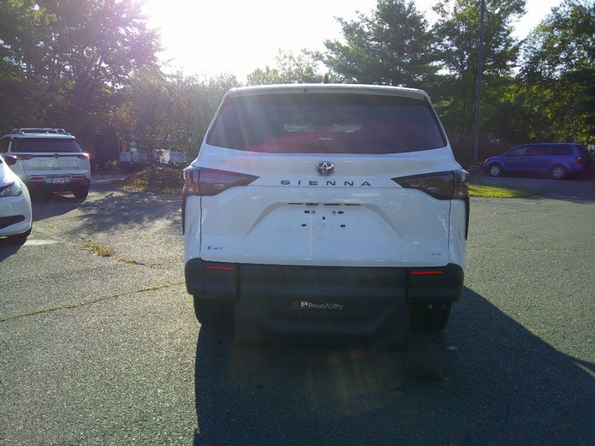 White Toyota Sienna image number 8